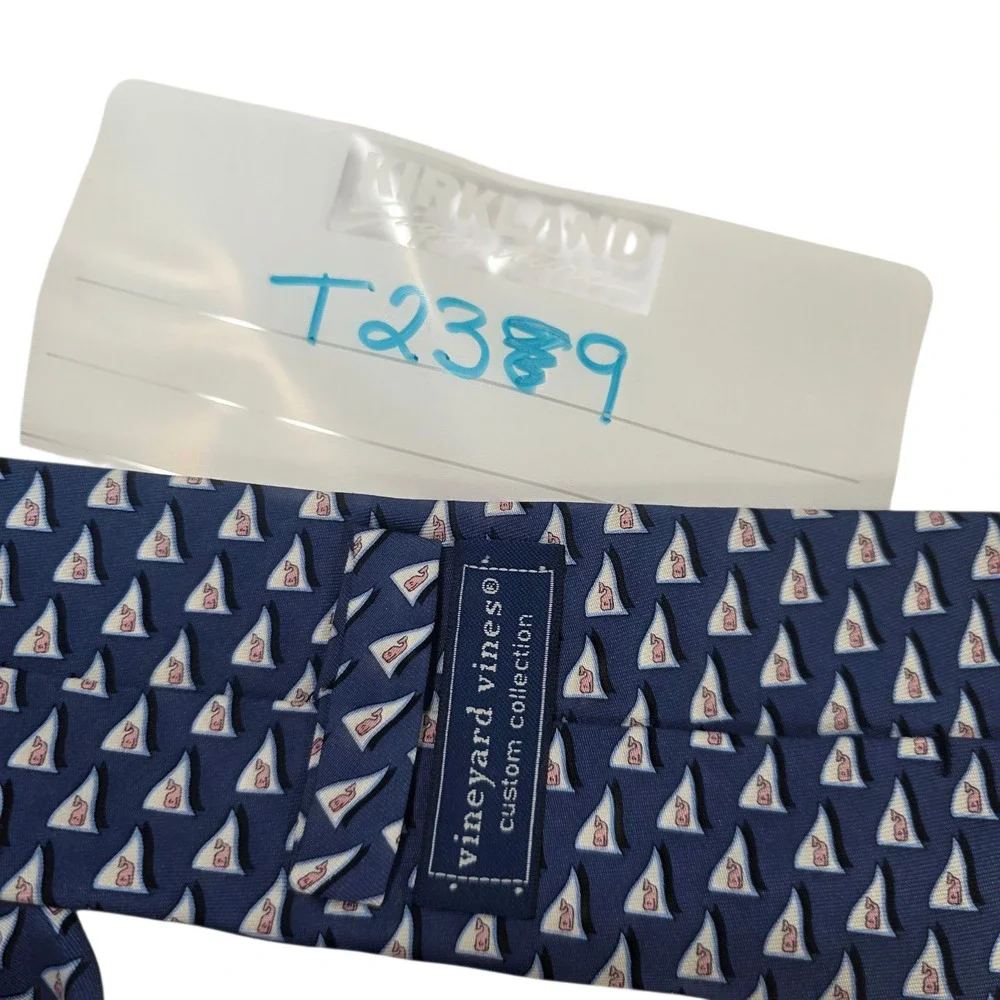 Vineyard Vines Mens Necktie Blue Sea‎ Whale Pattern Flag Silk Handmade USA